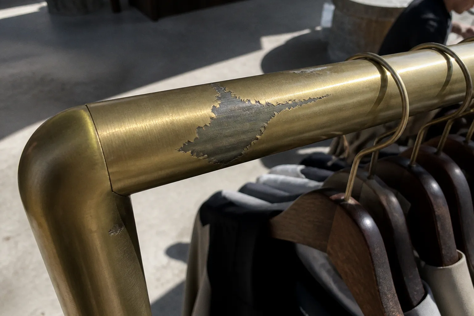 Brushed brass garment racks: the lacquer peeling trap