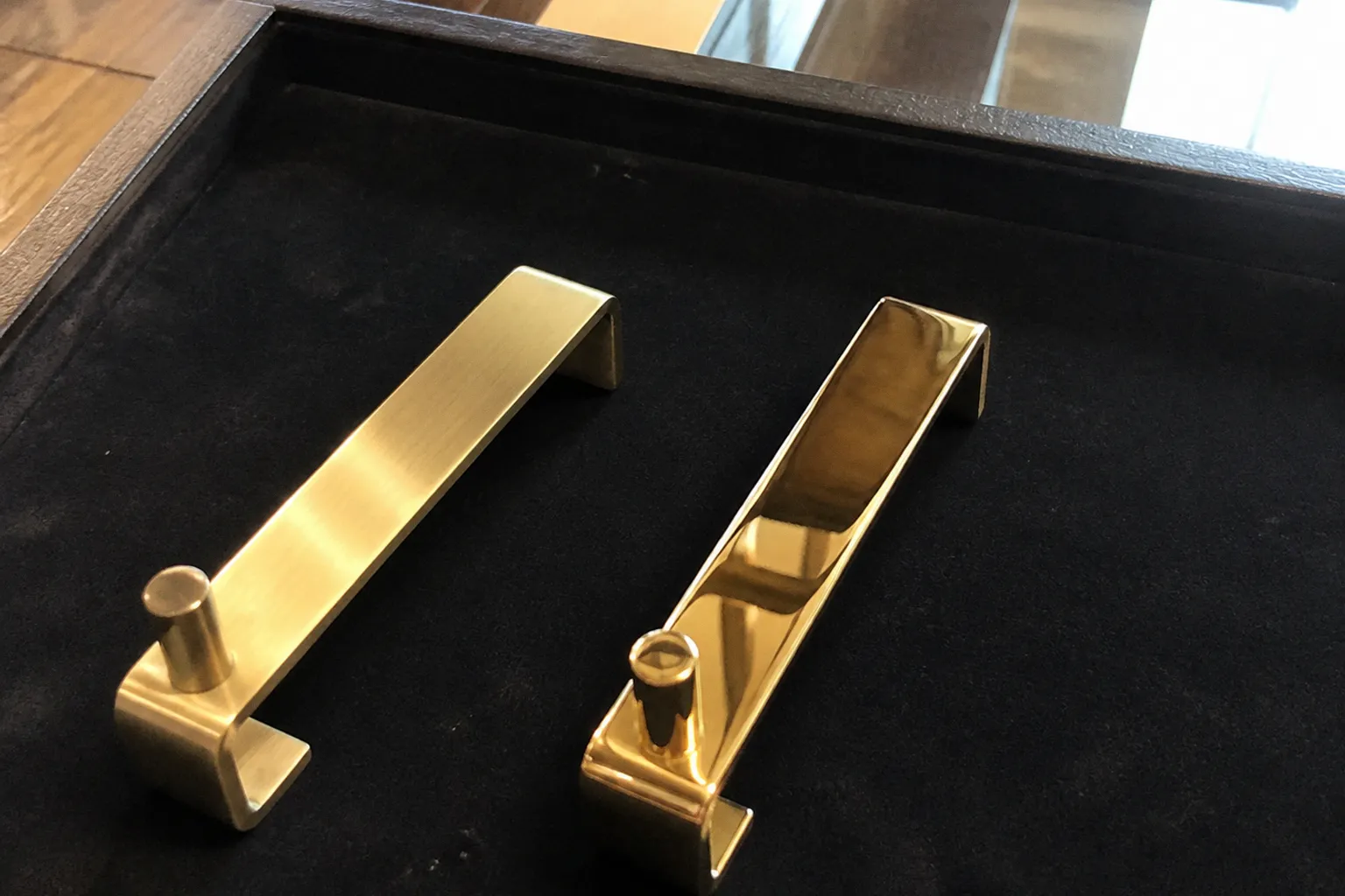 Brushed brass or polished gold: choosing the right finish