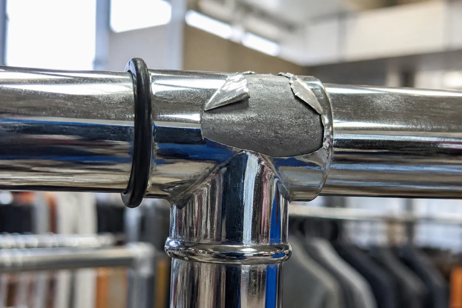 Chrome plated garment racks: peeling traps and quality tests