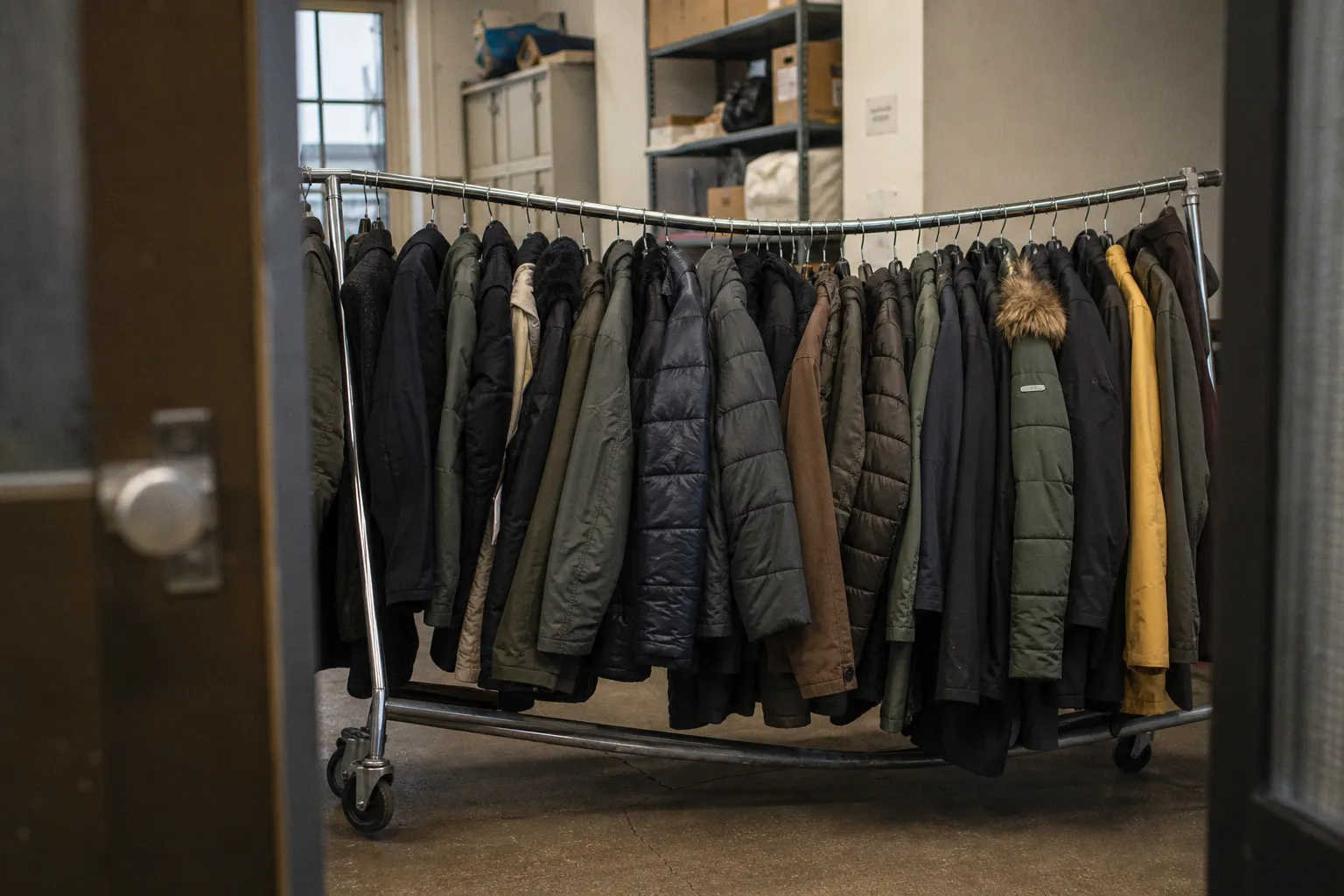 Heavy-duty clothes racks: weight capacity traps to avoid