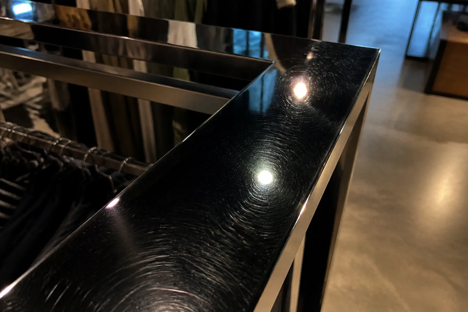 Mirror black display racks: scratching and cleaning traps