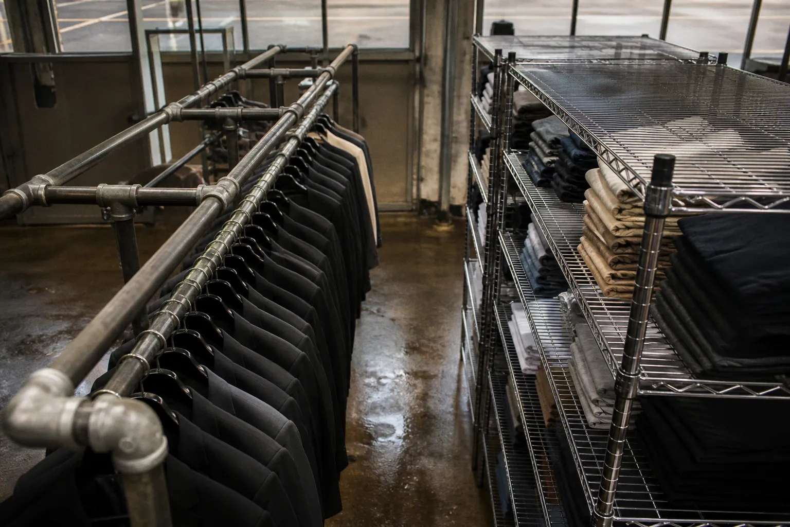 Pipe Racks vs Wire Shelving: Two Heavy-Duty Storage Routes